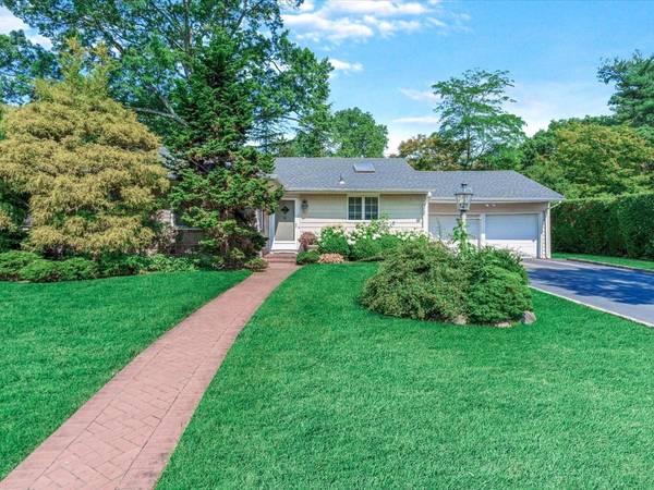 12 Pine DR, Roslyn, NY 11576