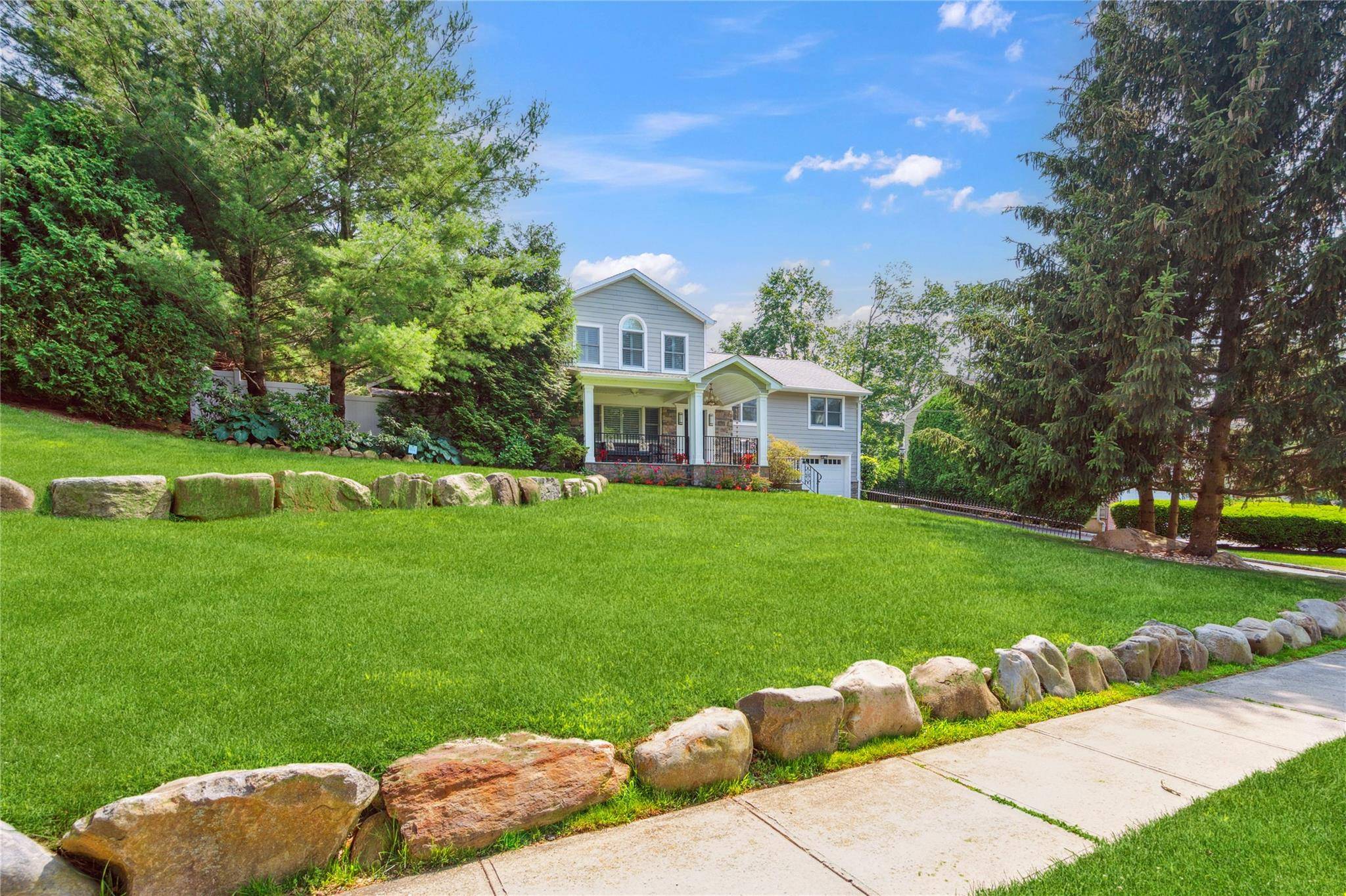 Syosset, NY 11791,4 Valley RD