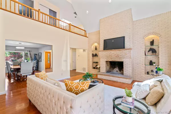 Glen Cove, NY 11542,42 Titus RD
