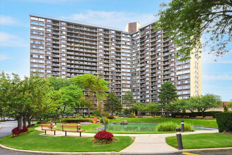 2 Bay Club DR #2B, Bayside, NY 11360