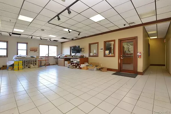 Astoria, NY 11103,42-02 Astoria BLVD #303