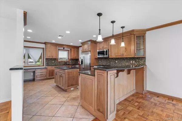 Commack, NY 11725,4 Marshmallow DR