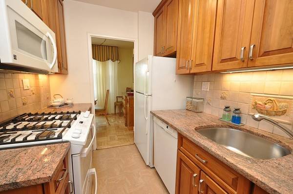 Scarsdale, NY 10583,230 Garth RD #6C1