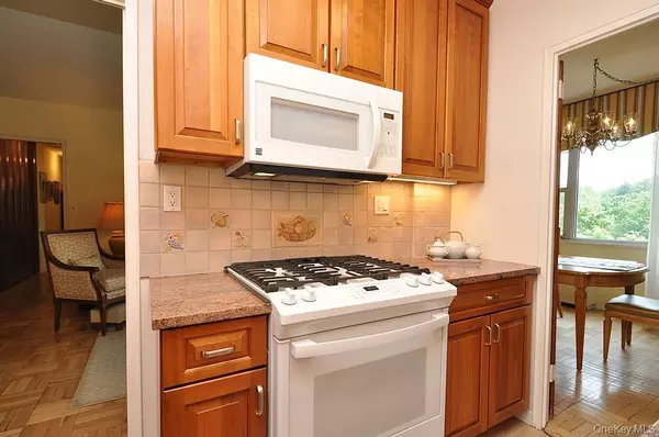 Scarsdale, NY 10583,230 Garth RD #6C1