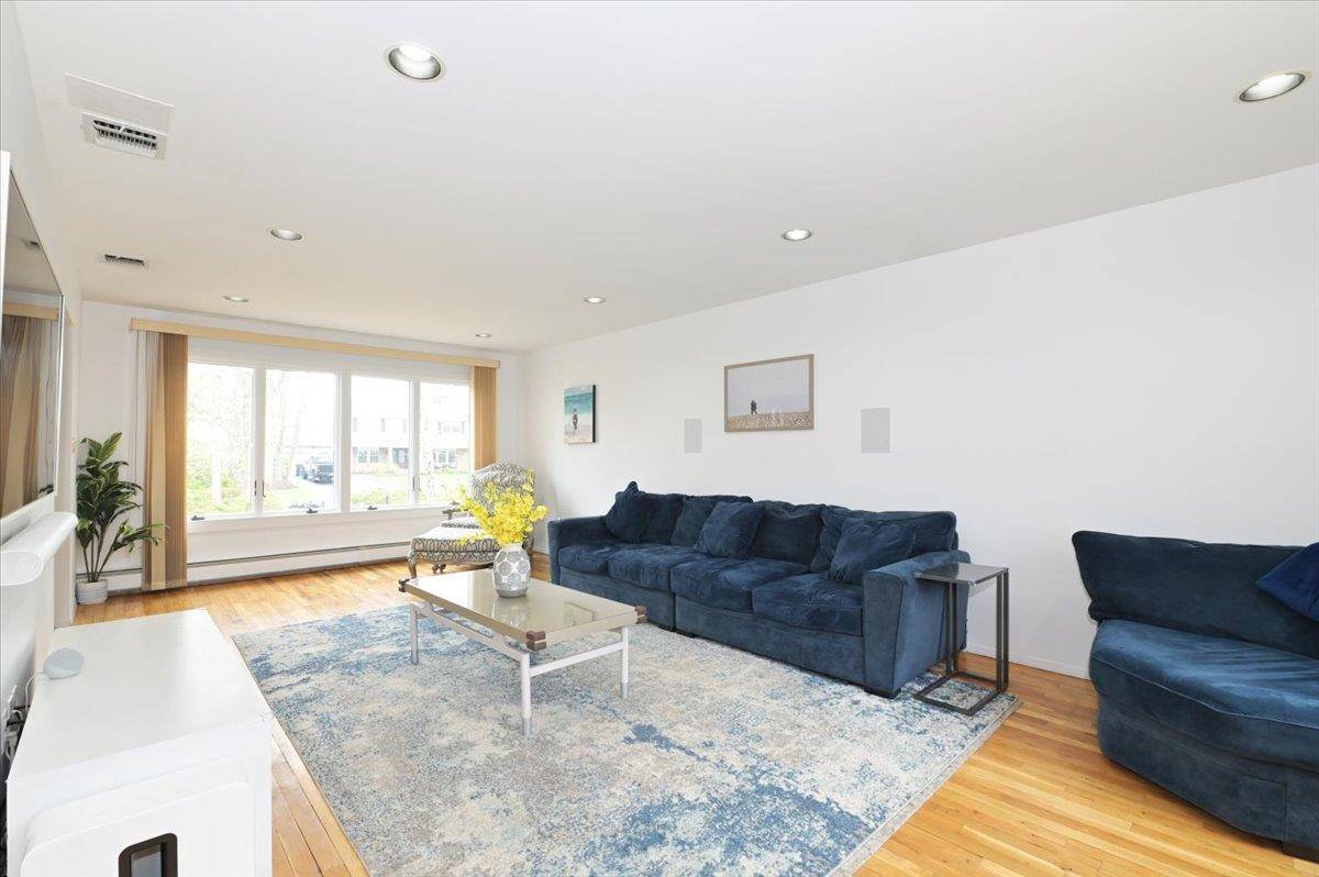 Commack, NY 11725,7 Peppermill CT