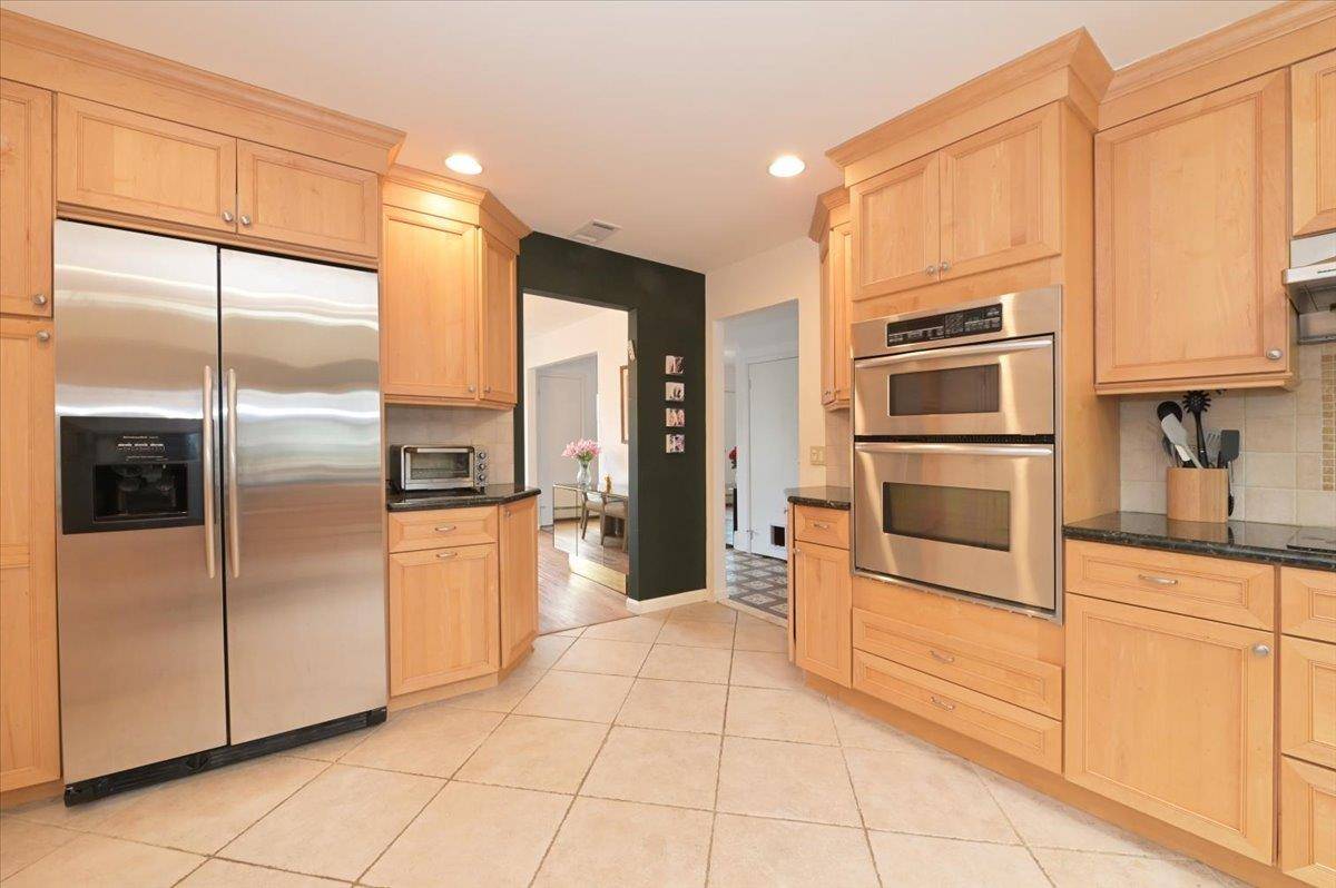 Commack, NY 11725,7 Peppermill CT