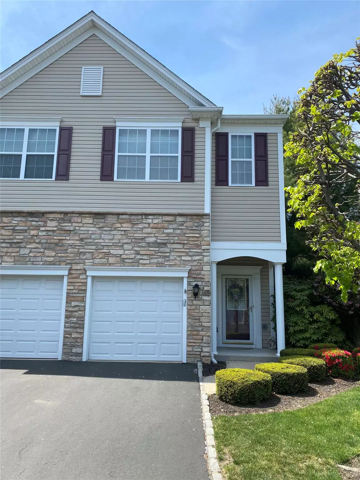Bay Shore, NY 11706,28 Torrey Pine LN