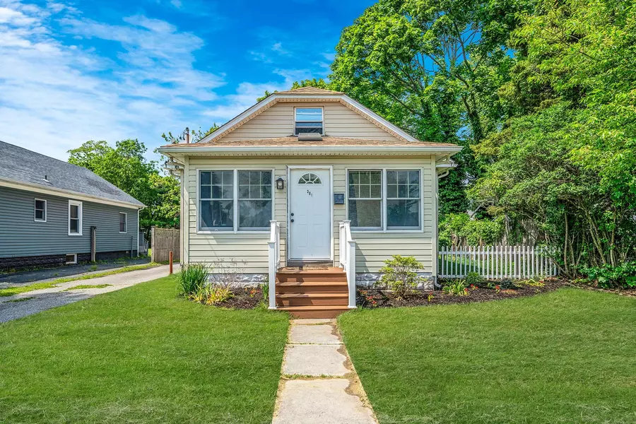 301 Oak ST, Patchogue, NY 11772