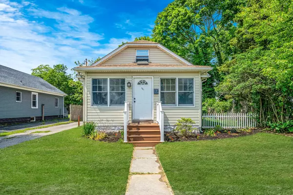 301 Oak ST, Patchogue, NY 11772
