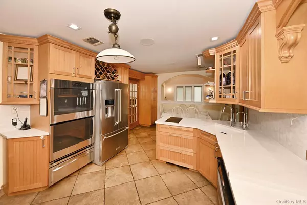 Spring Valley, NY 10977,2 Elener LN