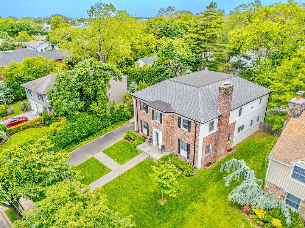 Lawrence, NY 11559,8 Stuyvesant PL