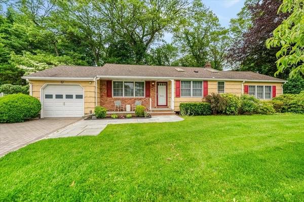 19 Daywood CT, East Northport, NY 11731