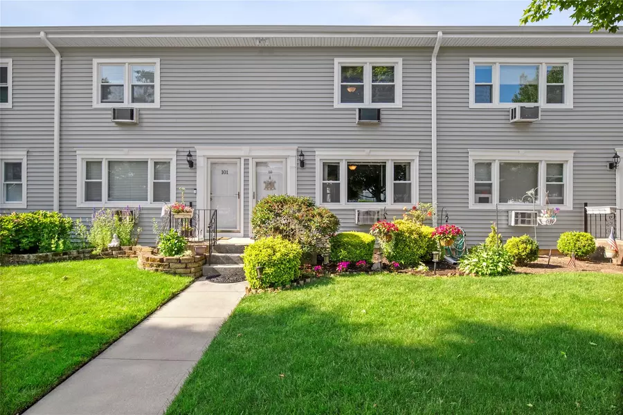 103 Finch LN #103, Islip, NY 11751