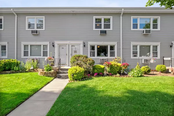 103 Finch LN #103, Islip, NY 11751