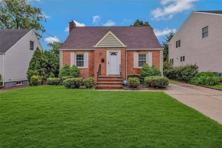 35 Greenway, New Hyde Park, NY 11040