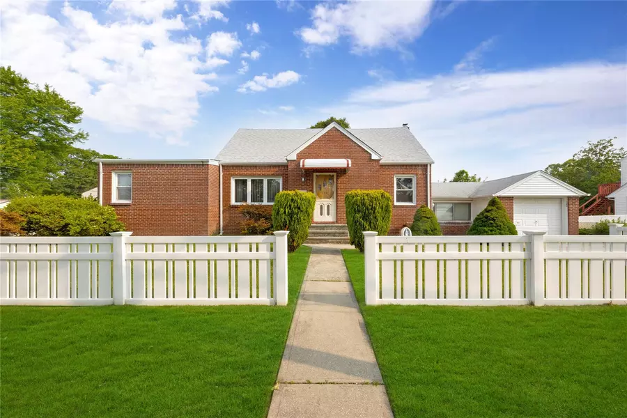 284 W Gates AVE, Lindenhurst, NY 11757