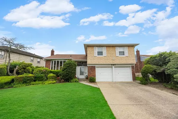 North Woodmere, NY 11581,797 Caldwell AVE