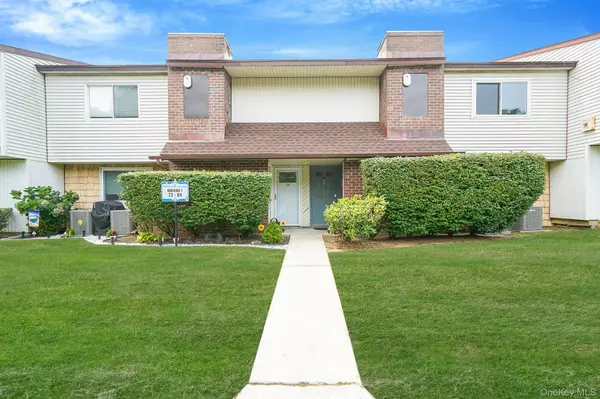 79 Pointe Circle #79, Coram, NY 11727