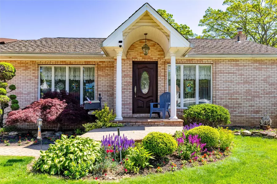 656 N Greene AVE, Lindenhurst, NY 11757