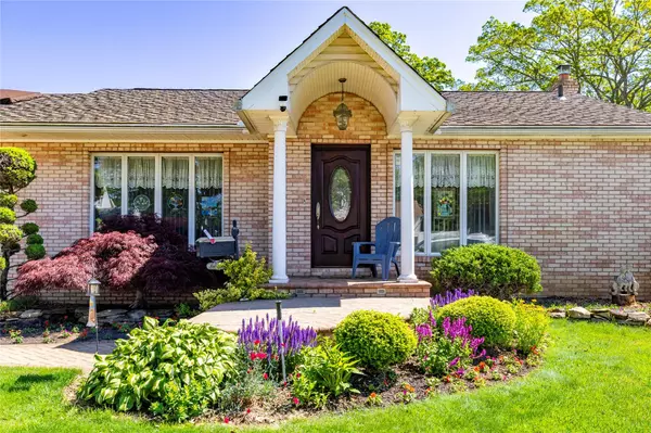 656 N Greene AVE,  Lindenhurst,  NY 11757