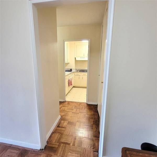 Forest Hills, NY 11375,70-20 108 ST #4C