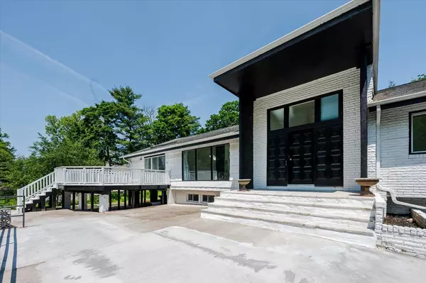 Great Neck, NY 11024,452 E Shore RD