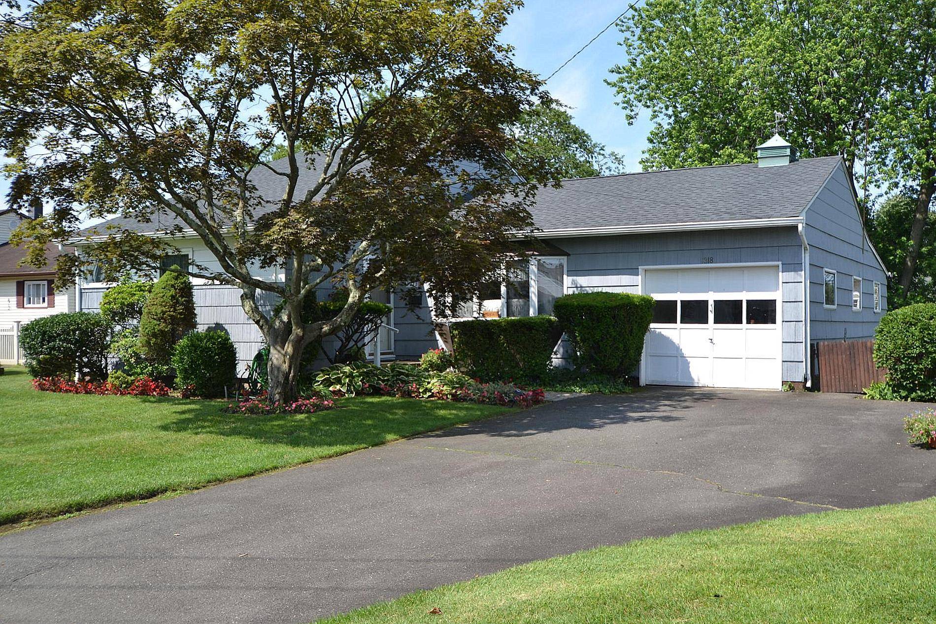 Bay Shore, NY 11706,1318 Brooklyn BLVD