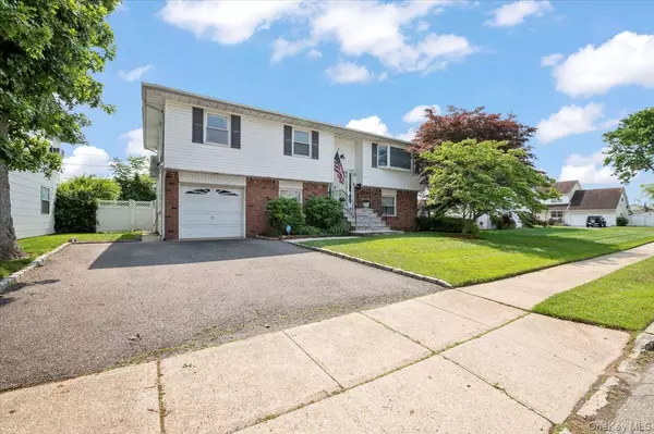 34 Dennis LN, Bethpage, NY 11714