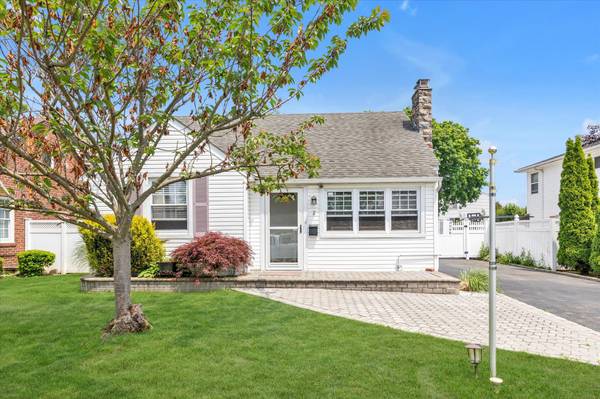 2 Madison AVE, Bellmore, NY 11710