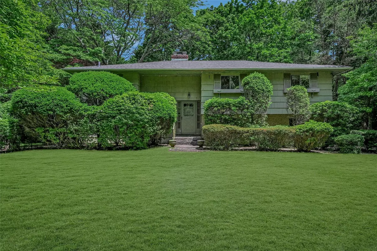 Northport, NY 11768,10 Moonedge RD