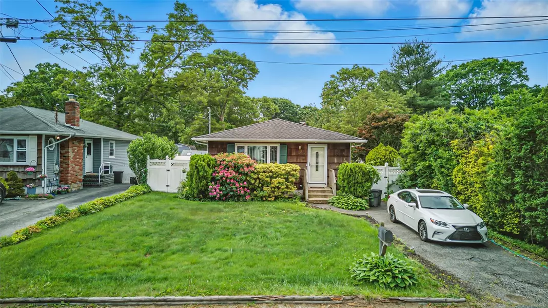 70 Pennwood DR, Mastic Beach, NY 11951