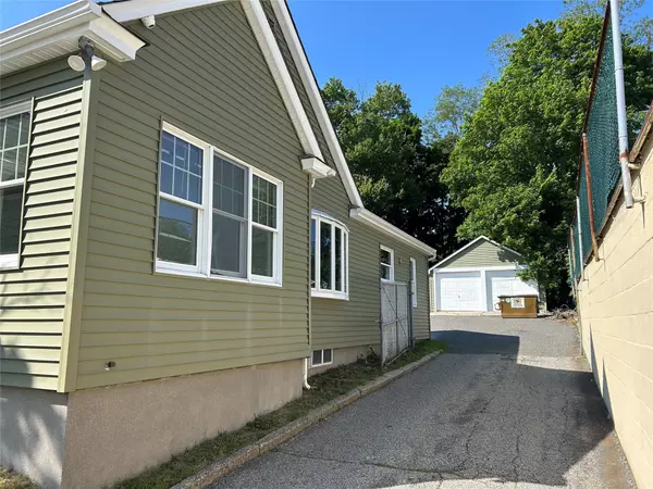 Kings Park, NY 11754,153 W Main ST
