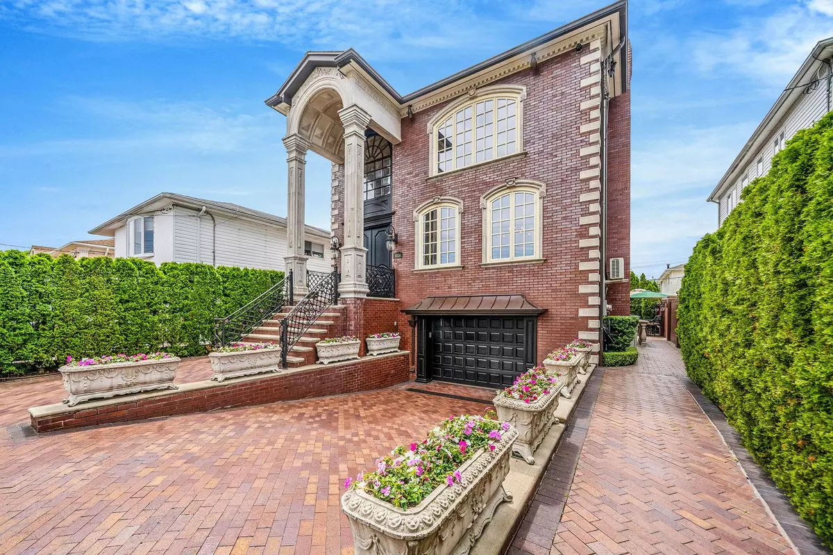 Howard Beach, NY 11414-3415,16136 90th ST