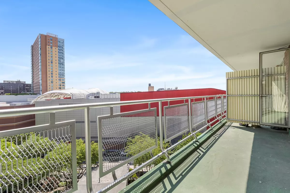 Rego Park, NY 11374,61-15 97th ST #8M