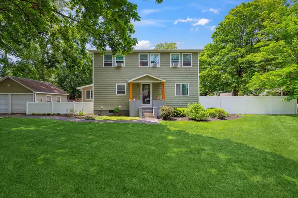 18 Carman BLVD, Brookhaven, NY 11719