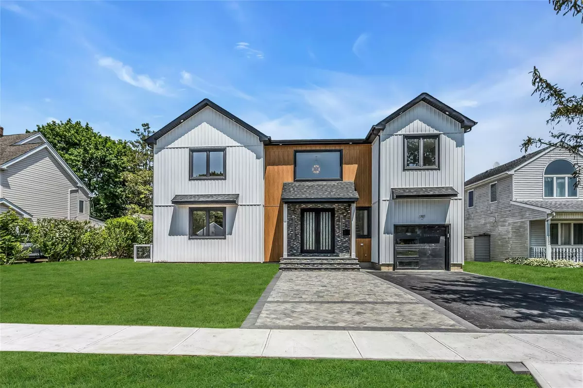 Levittown, NY 11756,9 Vista LN