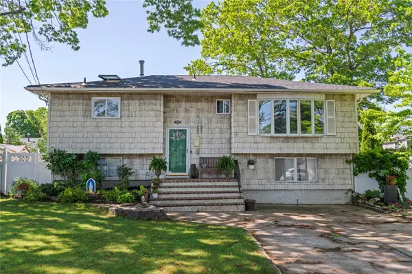 402 Chelsea AVE, West Babylon, NY 11704
