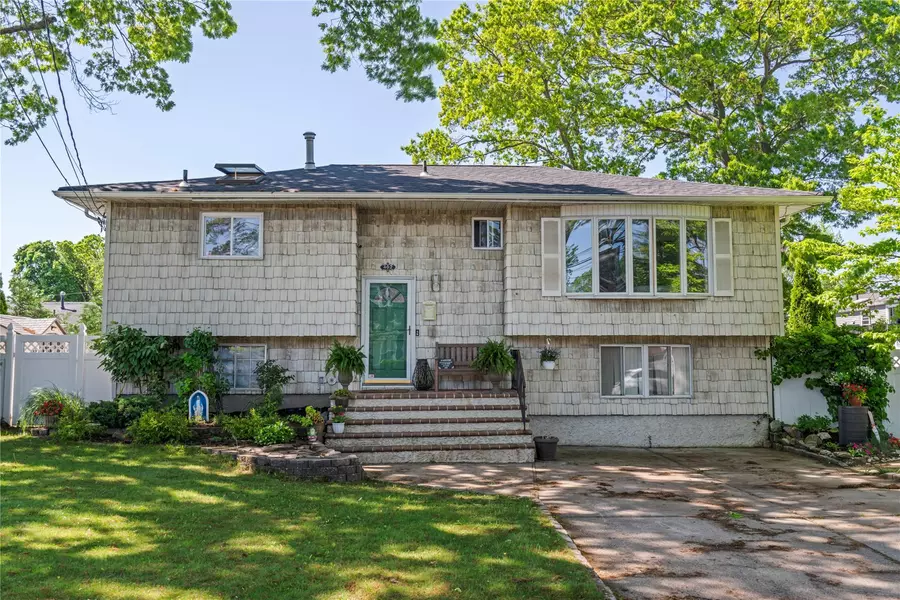 402 Chelsea AVE, West Babylon, NY 11704