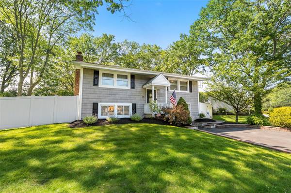 25 Arrowhead LN, East Setauket, NY 11733