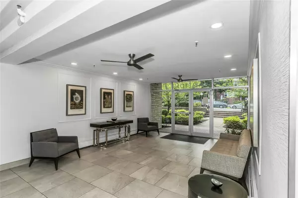 Great Neck, NY 11021,15 Hill Park Ave AVE #1C