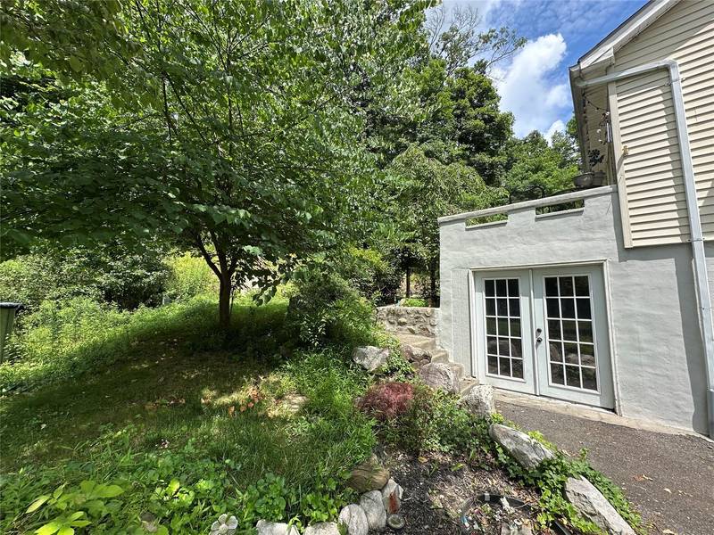 9 Hennig LN, Pine Bush, NY 12566