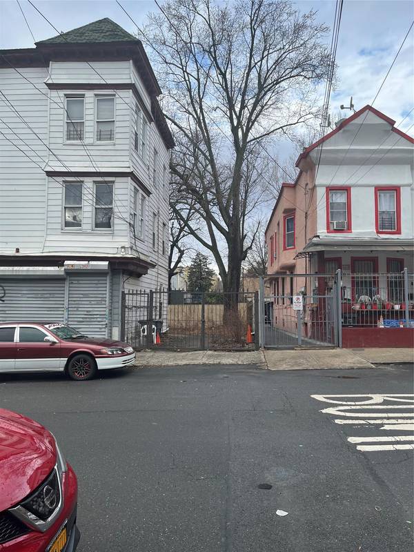 Bronx, NY 10466,3927 Barnes AVE