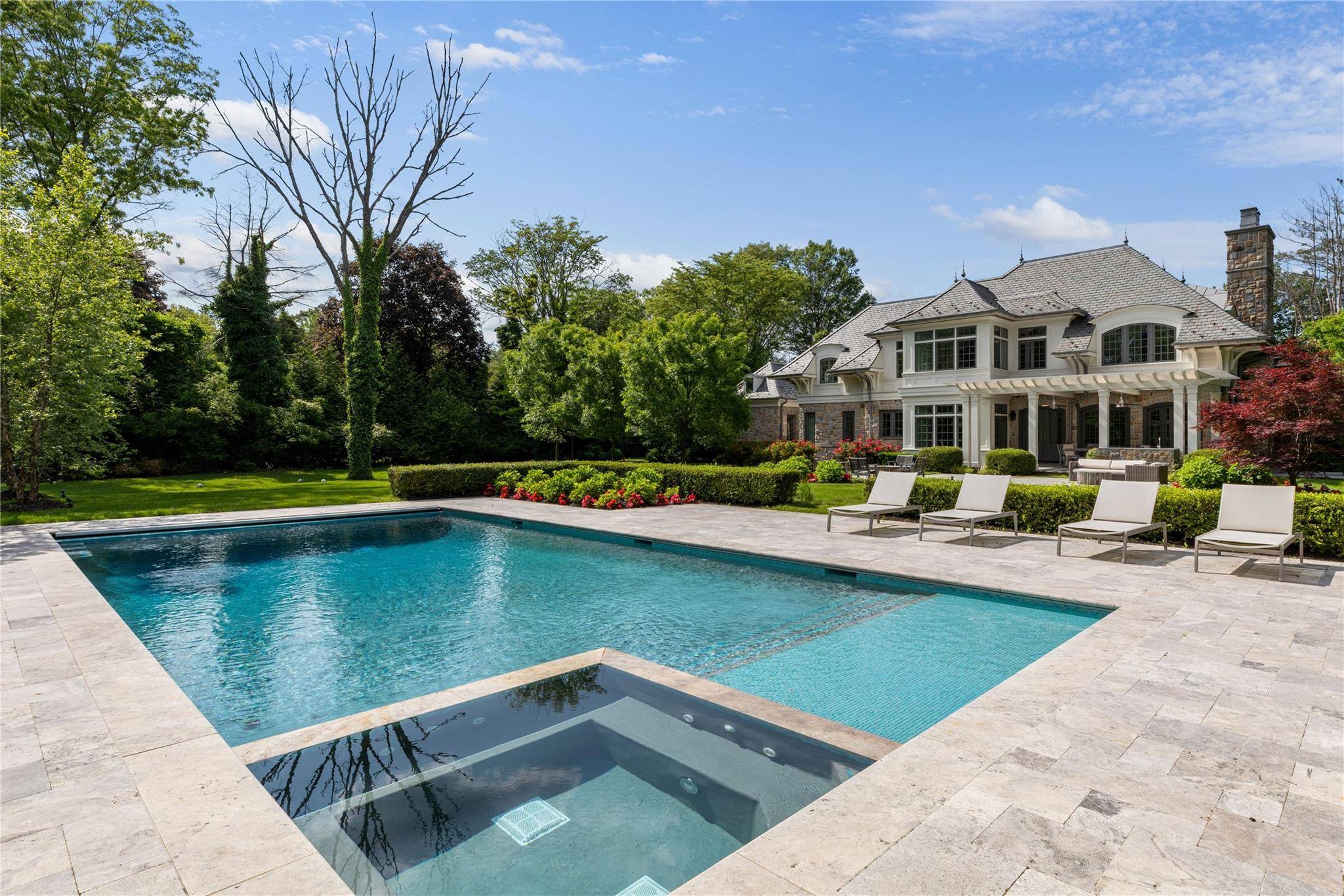 22 Terrace CT, Old Westbury, NY 11568