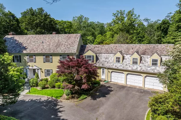 24 Wellington RD, Locust Valley, NY 11560