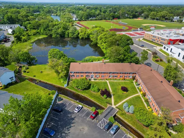 Amityville, NY 11701,200 Merrick RD #R