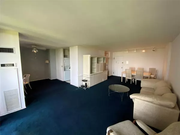 Floral Park, NY 11005,27110 Grand Central Pkwy #11A