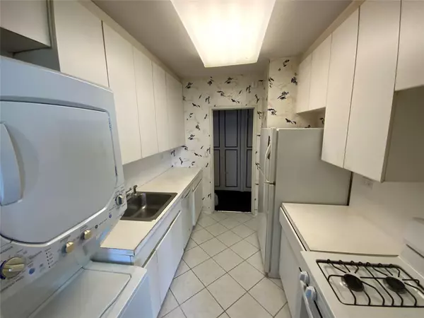 Floral Park, NY 11005,27110 Grand Central Pkwy #11A