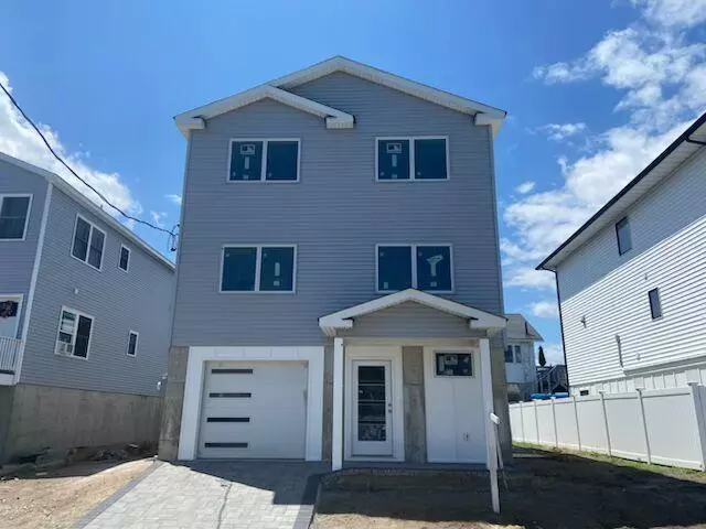 12 Pershing PL, Island Park, NY 11558