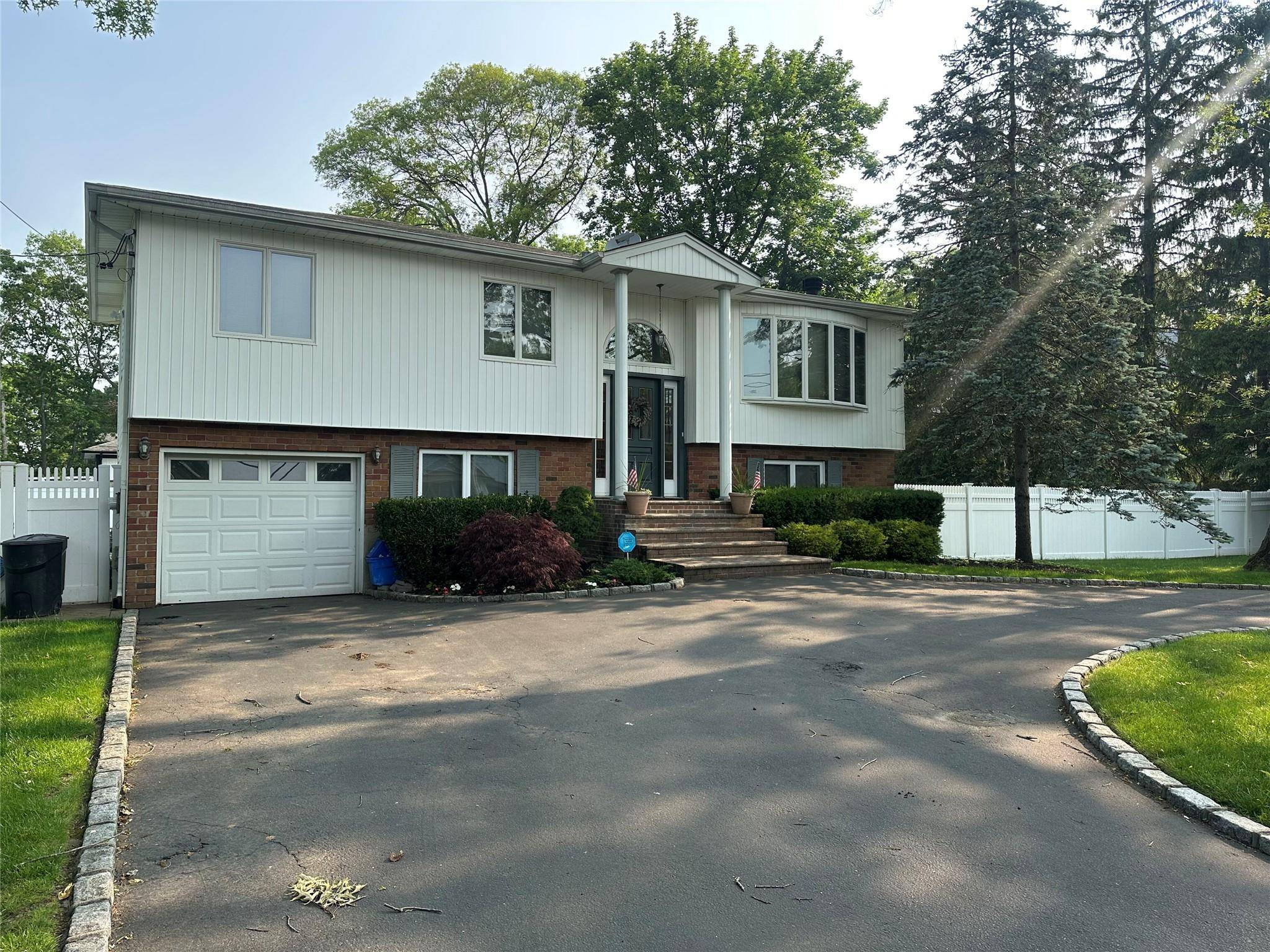 Dix Hills, NY 11746,124 Dix HWY