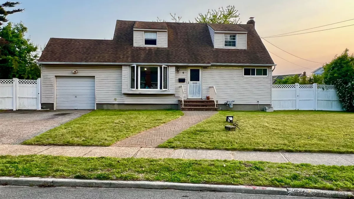 Massapequa Park, NY 11762,6 Maple LN